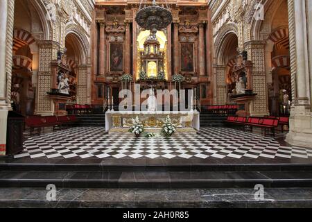 Cordoue, Espagne - 13 OCTOBRE : vue de l'intérieur de cathédrale Mezquita le 13 octobre 2010 à Cordoue. L'ancien célèbre mosquée et cathédrale actuellement est une une Banque D'Images