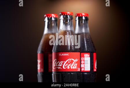 13 décembre, 2019. Moscou, Russie : Trois bouteilles en verre de Coca Cola avec des gouttes à la surface des bouteilles Banque D'Images