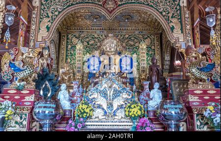 Chiang Rai, Thaïlande - Février 23, 2017 : l'intérieur d'une exquise unique ancien temple bouddhique Wat Phra Singh Banque D'Images