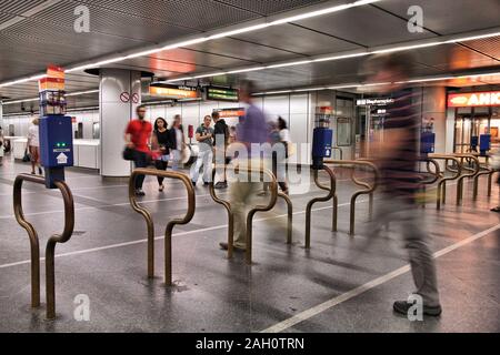 Vienne - 5 septembre : Les gens se pressent dans Métro le 5 septembre 2011 à Vienne. Avec 534m de passagers (2010), U-Bahn de Vienne est 20e grandes Banque D'Images