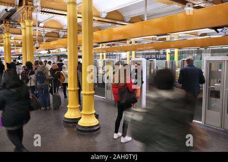 PARIS, FRANCE - 10 décembre 2019 : passagers attendent pour la ligne 1 du métro de Paris, France. Paris Métro sert à 1,52 milliard de dollars par année. Banque D'Images