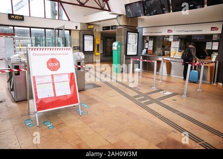 PARIS, FRANCE - 10 décembre 2019 : fermé de RER à Paris, France. Les transports publics en décembre 2019 a été perturbée par le transport v Banque D'Images