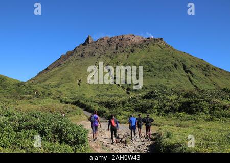 GUADELOUPE, FRANCE - 1 décembre 2019 : randonnée pédestre le sentier du sommet de La Soufrière volcan en Caraïbes île française de la Guadeloupe. La Soufriere's l Banque D'Images