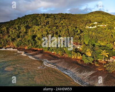 Plage Guadeloupe drone le coucher du soleil. Plage Caraibe plage noire vue aérienne à Pointe Noire. Banque D'Images