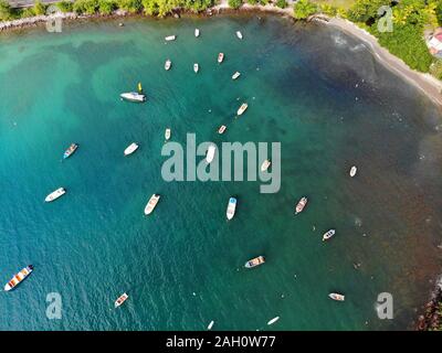 Plage Guadeloupe drone le coucher du soleil. Vue aérienne de la baie du Port de Marigot. Banque D'Images