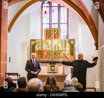 23 décembre 2019, Hessen, Frankfurt/Main : Maire de Francfort Uwe Becker (l) et doyen de la ville Johannes zu Eltz (r) dans le stand remanié et rénové au calme sur les élection chapelle Cathédrale Bartholomew. C'est là que les rois ont été élus depuis 1438 et depuis 1562 aussi les empereurs du Saint Empire Romain, de l'Allemand des Nations Unies. Dans un lieu de culte est la relique de l'apôtre Barthélémy. La calotte de l'apôtre est considéré comme l'un des plus précieuses reliques en Allemagne. Photo : Frank Rumpenhorst/dpa Banque D'Images