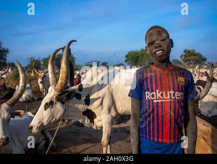 Mundari tribe boy avec ses longues cornes vaches dans le camp, l'Équatoria central, Terekeka, au Soudan du Sud Banque D'Images