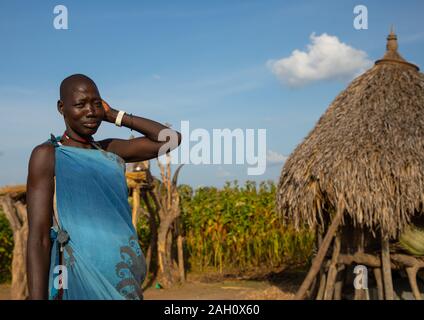 Portrait d'une tribu Mundari Femme en bleu vêtements, l'Équatoria central, Terekeka, au Soudan du Sud Banque D'Images