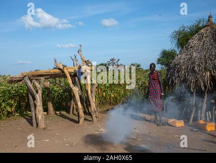 Tribu Mundari femme debout devant sa maison, l'Équatoria central, Terekeka, au Soudan du Sud Banque D'Images