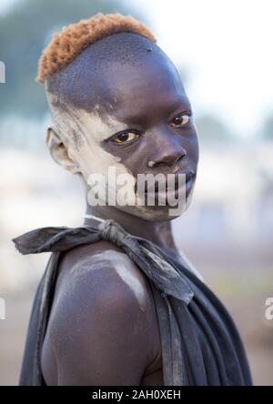 Mundari tribe boy couvert de cendres pour protéger de la moustiques et mouches, l'Équatoria central, Terekeka, au Soudan du Sud Banque D'Images