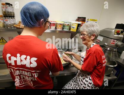 Les bénévoles de crise préparer un repas pour les invités à un centre de Noël à Londres, que l'organisme ouvre ses portes aux sans-abri pour la période des fêtes. Banque D'Images