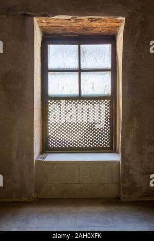 Seule la fenêtre ouvragée en bois grunge Entrelacé - Mashrabiya - dans mur de pierre à l'édifice abandonné, Le Caire, Égypte médiévale Banque D'Images