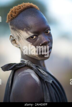 Mundari tribe boy couvert de cendres pour protéger de la moustiques et mouches, l'Équatoria central, Terekeka, au Soudan du Sud Banque D'Images