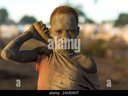 Mundari tribe boy couvert de cendres pour protéger de la moustiques et mouches, l'Équatoria central, Terekeka, au Soudan du Sud Banque D'Images