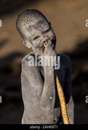 Smiling Mundari tribe boy couvert de cendres pour repousser les mouches et moustiques, l'Équatoria central, Terekeka, au Soudan du Sud Banque D'Images