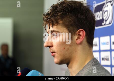 Trinec, République tchèque. Dec 22, 2019. Joueur tchèque Jakub Lauko parle aux journalistes après un match préliminaire La République tchèque contre la Slovaquie avant le championnat mondial junior 2020 Championnat du Monde de Hockey sur glace, à Trinec, en République tchèque, le dimanche, Décembre 22, 2019. Crédit : Petr Sznapka/CTK Photo/Alamy Live News Banque D'Images