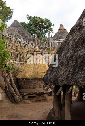 Village de la tribu des Lotuko avec maisons d'adobe, l'Équatoria central, Illeu, au Soudan du Sud Banque D'Images