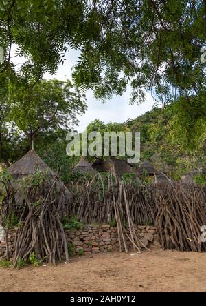 Village de la tribu des Lotuko avec maisons d'adobe, l'Équatoria central, Illeu, au Soudan du Sud Banque D'Images