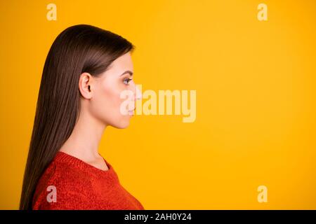 Photo de perplexe creative manager grave les yeux dans l'espace vide de façon réfléchie dans l'expression du visage strict confiant plus isolés des couleurs vives Banque D'Images