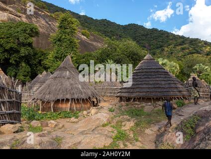 Village de la tribu des Lotuko avec maisons d'adobe, l'Équatoria central, Illeu, au Soudan du Sud Banque D'Images