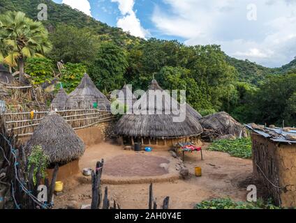 Village de la tribu des Lotuko avec maisons d'adobe, l'Équatoria central, Illeu, au Soudan du Sud Banque D'Images