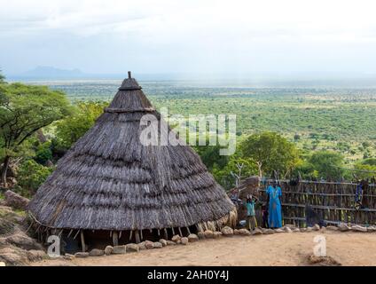 Village de la tribu des Lotuko avec maisons d'adobe, l'Équatoria central, Illeu, au Soudan du Sud Banque D'Images