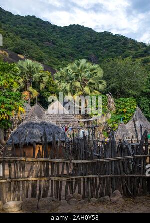 Village de la tribu des Lotuko avec maisons d'adobe, l'Équatoria central, Illeu, au Soudan du Sud Banque D'Images