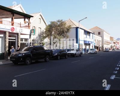 MINDELO, CAP VERT EN AVRIL 2019 : Road dans le centre-ville d'Afrique avec le terrain et d'arbres exotiques dans la ville africaine au carré avec l'île de Sao Vicente Banque D'Images
