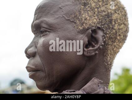 Femme de la tribu des Lotuko avec les oreilles coupées de la même manière qu'ils font à leurs vaches comme la décoration, l'Équatoria central, Illeu, au Soudan du Sud Banque D'Images