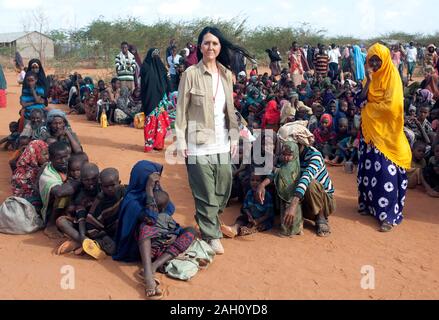 Auteur Liz Jones balades parmi quelque 400 000 réfugiés en provenance de Somalie, fuyant la guerre civile et de pire sécheresse depuis 60 ans en attente de traitement au camp de réfugiés de Dadaab, à la frontière avec le Kenya. Banque D'Images
