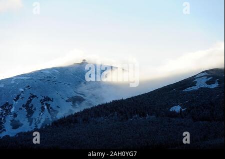 La montagne, Sniezka, dolnoslaskie, hiver, neige, nature, paysage magnifique, l'arrière-plan, pourrait, de beauté, bleu, climat, nuage, froid, froid, couverture, Banque D'Images