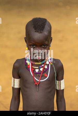 Portrait d'une tribu Larim fille avec colliers, Boya, montagnes Imatong, au Soudan du Sud Banque D'Images