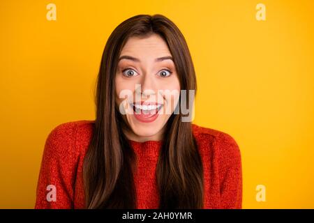 La photo en gros plan d'une belle joie extatique avec la mode des jeunes millénaire de l'expression émotionnelle face smiling toothily étourdis sur jaune isolé Banque D'Images