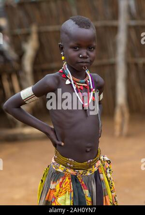 Portrait d'une tribu Larim fille avec colliers, Boya, montagnes Imatong, au Soudan du Sud Banque D'Images