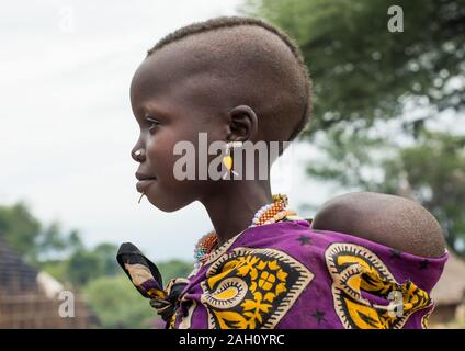 Portrait d'une tribu Larim girl porter un bébé, Boya, montagnes Imatong, au Soudan du Sud Banque D'Images