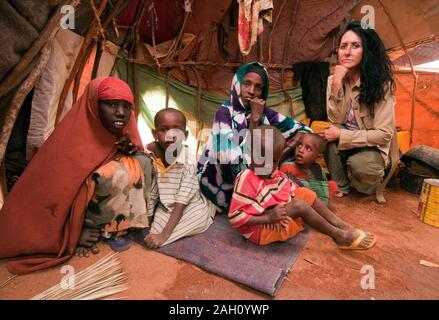 Auteur Liz Jones dans la maison d'une famille somalienne Kadija - avec ses quatre enfants, Momuhubi Mardada, Kuresha, Ibrahim, Hadiji, Ali et Abdi. Ils sont parmi les 400 000 réfugiés de la Somalie, fuyant la guerre civile et de pire sécheresse depuis 60 ans en attente de traitement au camp de réfugiés de Dadaab, à la frontière avec le Kenya. Banque D'Images