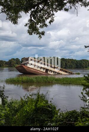 Sunken traversier dans le Nil blanc, l'Équatoria central, Juba, Soudan du Sud Banque D'Images