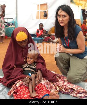 Auteur Liz Jones balades parmi quelque 400 000 réfugiés en provenance de Somalie, fuyant la guerre civile et de pire sécheresse depuis 60 ans en attente de traitement au camp de réfugiés de Dadaab, à la frontière avec le Kenya. Banque D'Images