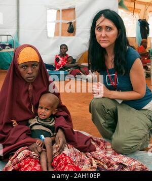 Auteur Liz Jones balades parmi quelque 400 000 réfugiés en provenance de Somalie, fuyant la guerre civile et de pire sécheresse depuis 60 ans en attente de traitement au camp de réfugiés de Dadaab, à la frontière avec le Kenya. Banque D'Images