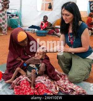 Auteur Liz Jones balades parmi quelque 400 000 réfugiés en provenance de Somalie, fuyant la guerre civile et de pire sécheresse depuis 60 ans en attente de traitement au camp de réfugiés de Dadaab, à la frontière avec le Kenya. Banque D'Images