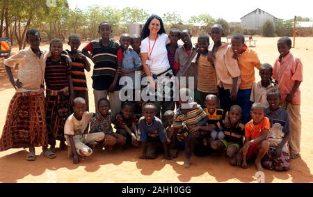 Auteur Liz Jones balades parmi quelque 400 000 réfugiés en provenance de Somalie, fuyant la guerre civile et de pire sécheresse depuis 60 ans en attente de traitement au camp de réfugiés de Dadaab, à la frontière avec le Kenya. Banque D'Images