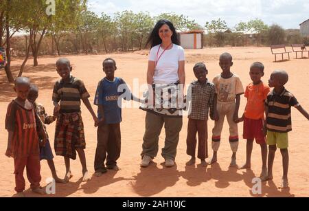 Auteur Liz Jones balades parmi quelque 400 000 réfugiés en provenance de Somalie, fuyant la guerre civile et de pire sécheresse depuis 60 ans en attente de traitement au camp de réfugiés de Dadaab, à la frontière avec le Kenya. Banque D'Images