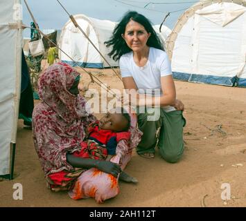 Auteur Liz Jones balades parmi quelque 400 000 réfugiés en provenance de Somalie, fuyant la guerre civile et de pire sécheresse depuis 60 ans en attente de traitement au camp de réfugiés de Dadaab, à la frontière avec le Kenya. Banque D'Images