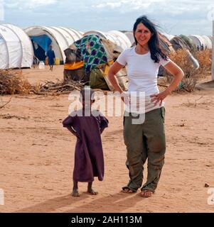 Auteur Liz Jones balades parmi quelque 400 000 réfugiés en provenance de Somalie, fuyant la guerre civile et de pire sécheresse depuis 60 ans en attente de traitement au camp de réfugiés de Dadaab, à la frontière avec le Kenya. Banque D'Images