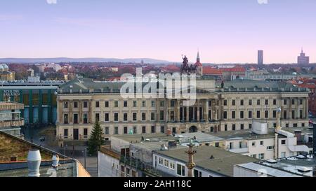 Vue panoramique sur les toits de Braunschweig en Allemagne. Palais du centre commercial arcades avec quatre-char horsed sculpture sur toit. Banque D'Images