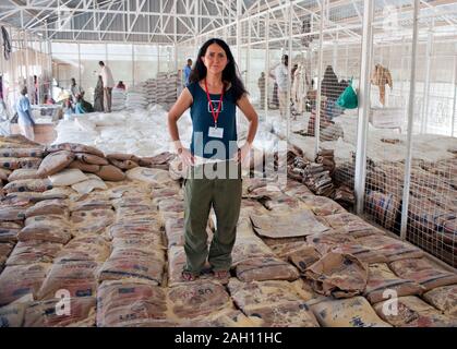 Auteur Liz Jones balades parmi quelque 400 000 réfugiés en provenance de Somalie, fuyant la guerre civile et de pire sécheresse depuis 60 ans en attente de traitement au camp de réfugiés de Dadaab, à la frontière avec le Kenya. Banque D'Images