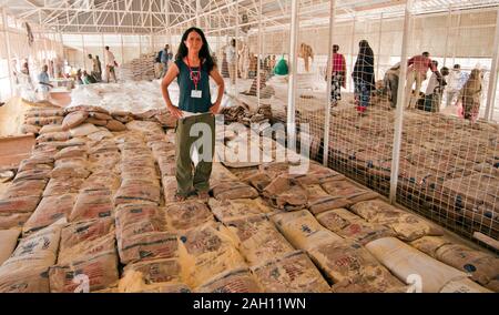 Auteur Liz Jones balades parmi quelque 400 000 réfugiés en provenance de Somalie, fuyant la guerre civile et de pire sécheresse depuis 60 ans en attente de traitement au camp de réfugiés de Dadaab, à la frontière avec le Kenya. Banque D'Images