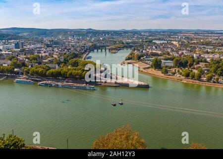 Grande vue aérienne de la pointe 'Deutsches Eck (coin allemand) entre les rivières du Rhin et de la Moselle, avec le téléphérique de Coblence et les navires à passagers... Banque D'Images