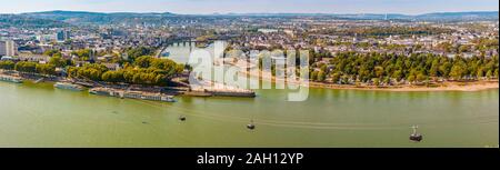 Antenne de grande et belle image panoramique de la pointe 'Deutsches Eck (coin allemand) entre les rivières du Rhin et de la Moselle, avec le téléphérique de Coblence... Banque D'Images