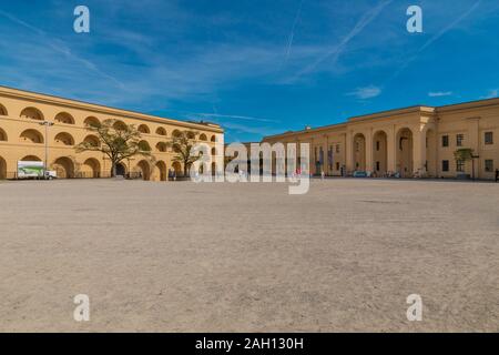 Magnifique vue panoramique de la courtine sur la partie supérieure de la cour du château de la célèbre forteresse Ehrenbreitstein à Coblence, en Allemagne sur une belle... Banque D'Images